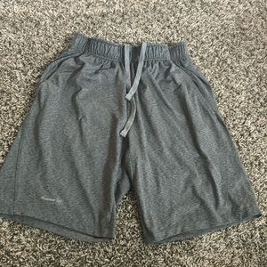 Russell dri-power shorts. Men’s small (28-30)-B3